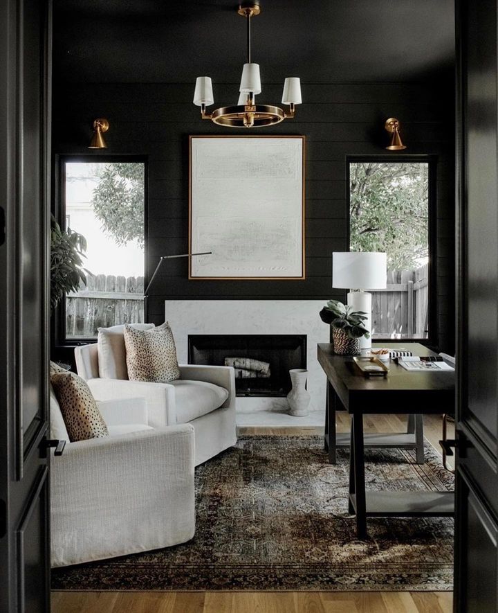 Love a good moody mix - those dark walls are everything from @roserock918 on the #greigestyle feed 🖤