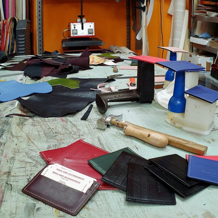 🍒Work in progress🍓#fuocoariaacqualeatherfactory #rome #leatherworkshop #handcraftedbag #fashiondesigner