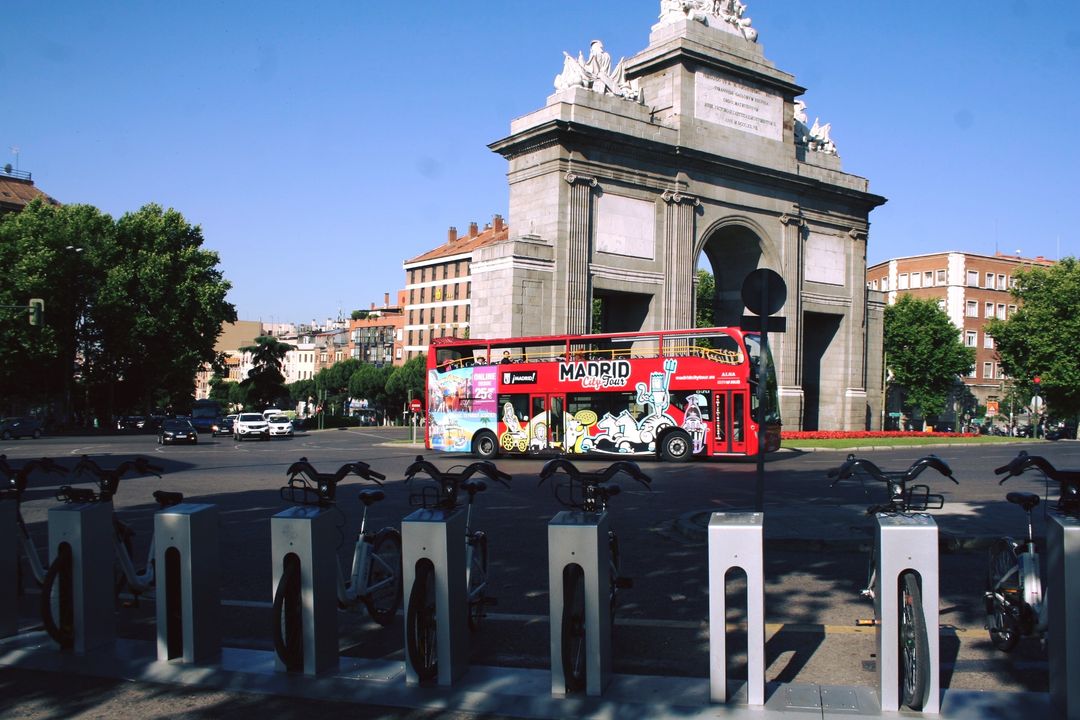 🙋‍♀️Nuestra privilegiada ubicación, muy cerca del Palacio Real, Catedral de la Almudena, Plaza Mayor, El Rastro..., nos hace un ...