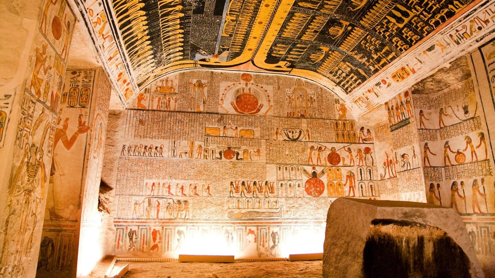 Hieroglyphen in der Grabkammer Ramses V. aus dem 12. Jahrhundert vor Christus in Luxor. (Quelle: imago-images-bilder)