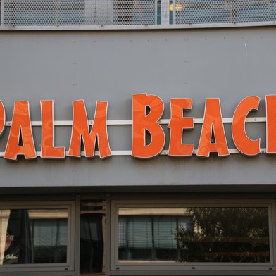 ein Schild an der Seite eines Gebäudes