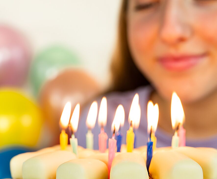 una torta di compleanno con candele accese