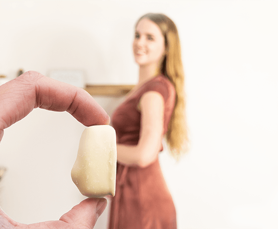 una donna che tiene la mano al viso