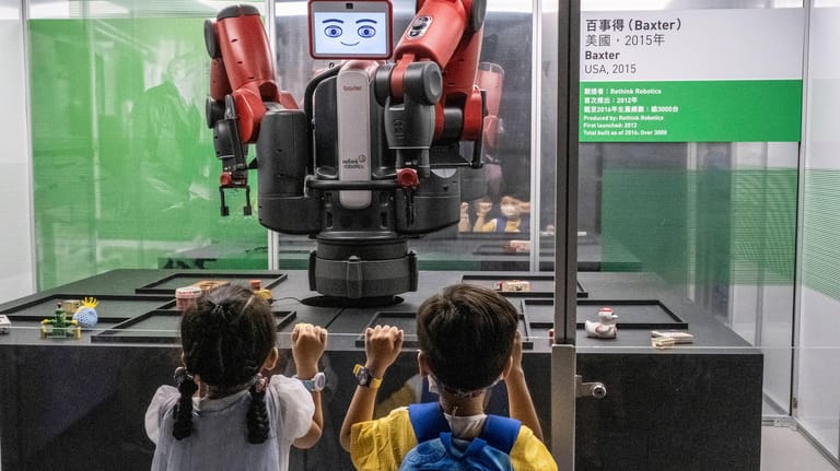 Kinder schauen sich Roboter an: Wie sieht es mit dem Technik-Wissen bei Ihnen aus? (Quelle: xVernonxYuenx/imago-images-bilder)