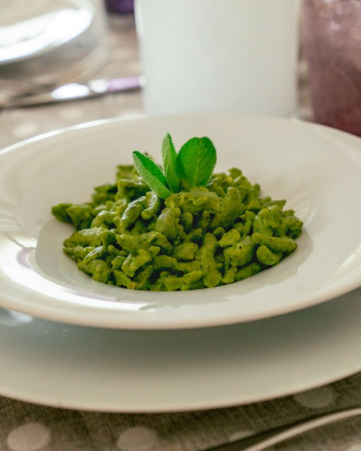 La bellezza della semplicità: spätzle verdi, un piatto genuino e delizioso che celebra la freschezza degli ingredienti e la trad...