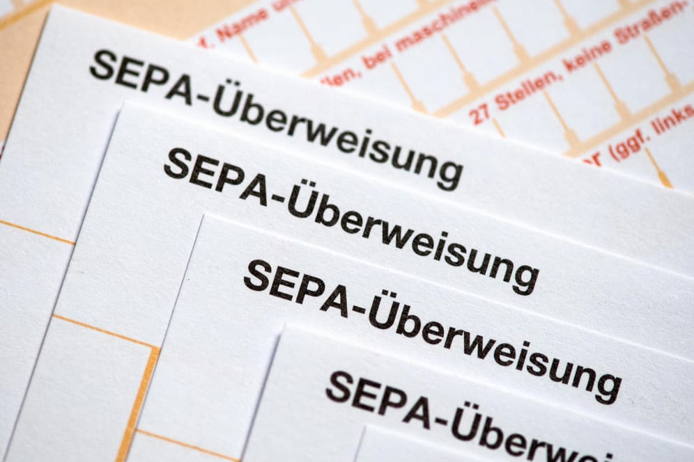 Überweisungsschein (Symbolbild): Wer Geld ins Ausland schicken will, sollte den Swift-Code kennen. (Quelle: Fabian Sommer/dpa-tmn-bilder)