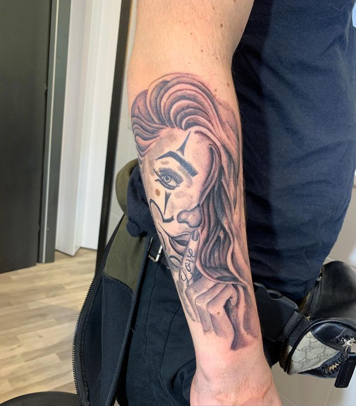 Used #kwadronneedles #worldfamousink #balmtattoo #sunskintattoomachines #dermalizepro #romannumber #simpletattoo #tattoo #ink #t...