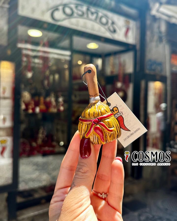 Nelle credenze popolari, alla scopa si attribuisce un potere benefico in quanto capace di «spazzare via i guai» 🧹🌶️🤘🏼#scopa #sco...